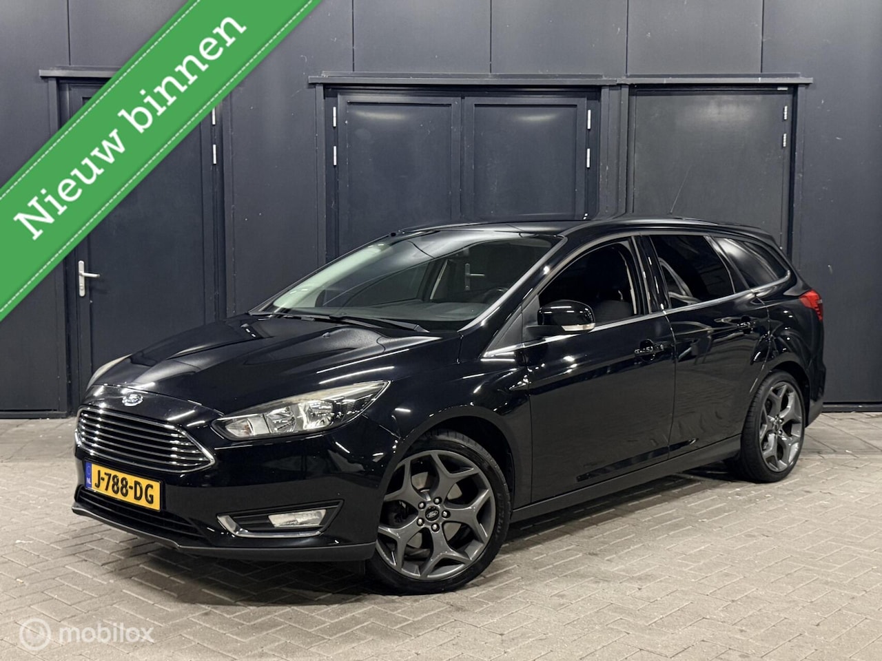 Ford Focus Wagon - 1.5 Titanium Edition trekhaak/18inch/netjes - AutoWereld.nl