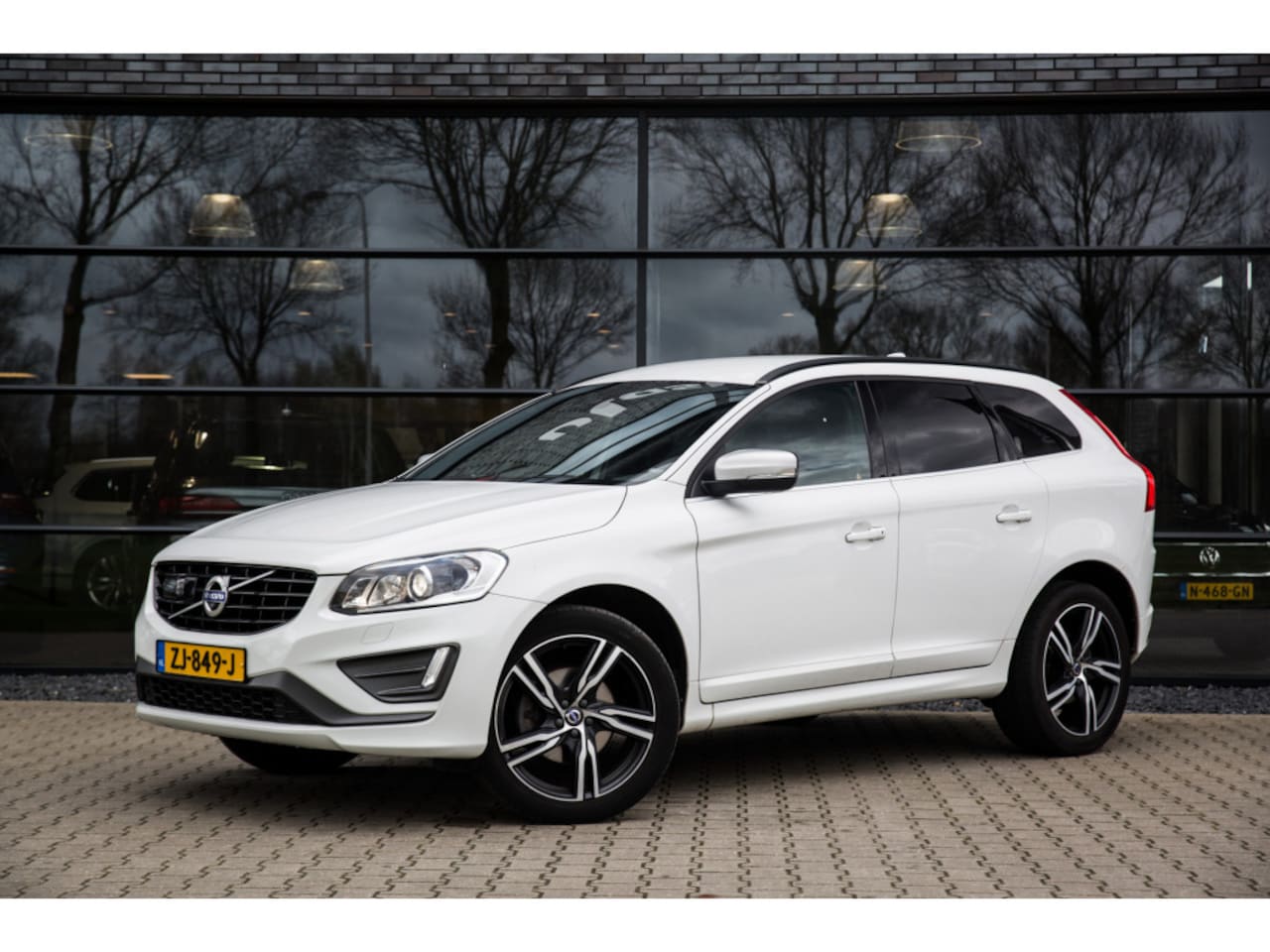 Volvo XC60 - 2.0 D4 FWD R-Design I Autom. I 20" LMV I Adapt.Cruise I Standkachel I  Bi-Xenon I Polestar - AutoWereld.nl