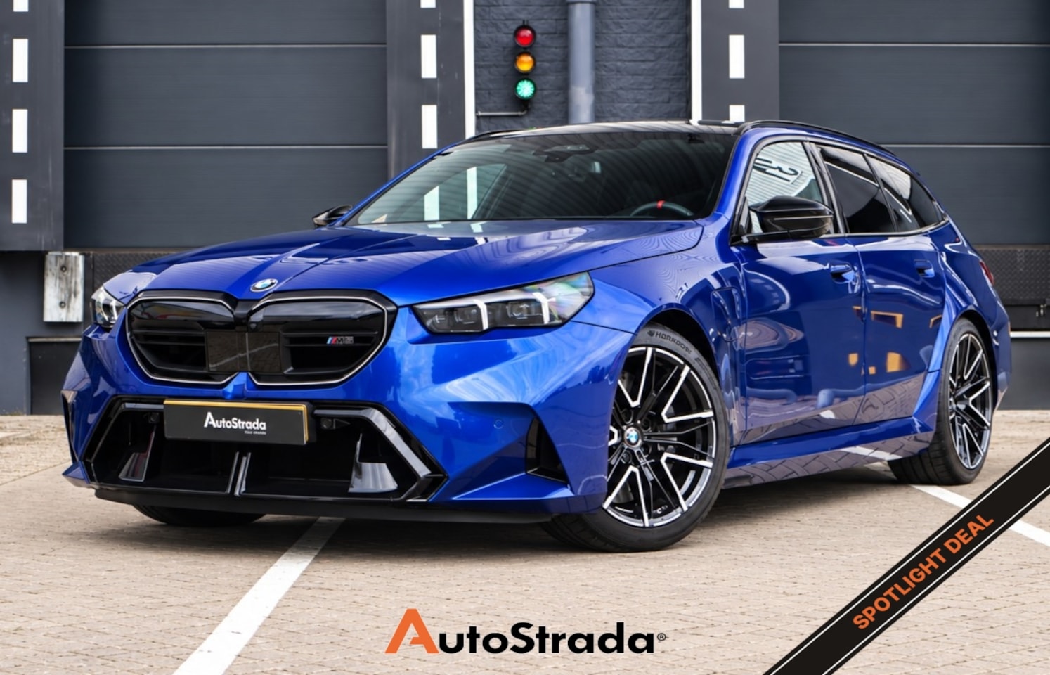 BMW 5-serie Touring - (g61) M5 728pk xDrive | Marina Bay Blue | Bowers & Wilkins | Carbon | Trekhaak | M Drive P - AutoWereld.nl