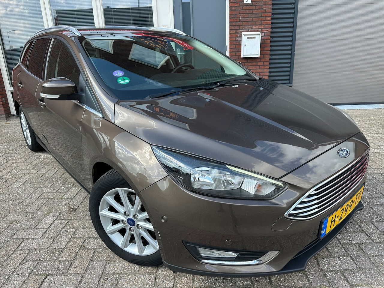 Ford Focus Wagon - 1.0 Titanium Edition / Navi / PDC / Park assist / Stoelverw / LM / Clima / Cruise - AutoWereld.nl
