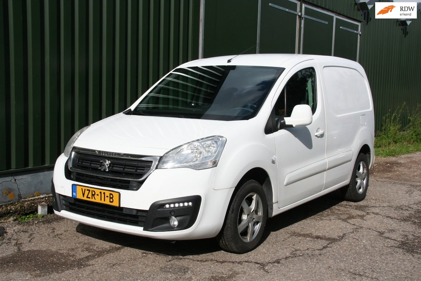 Peugeot Partner - 120 1.6 BlueHDi 100 L1 AUTOMAAT, AIRCO, TREKHAAK, SCHUIFDEUR. - AutoWereld.nl