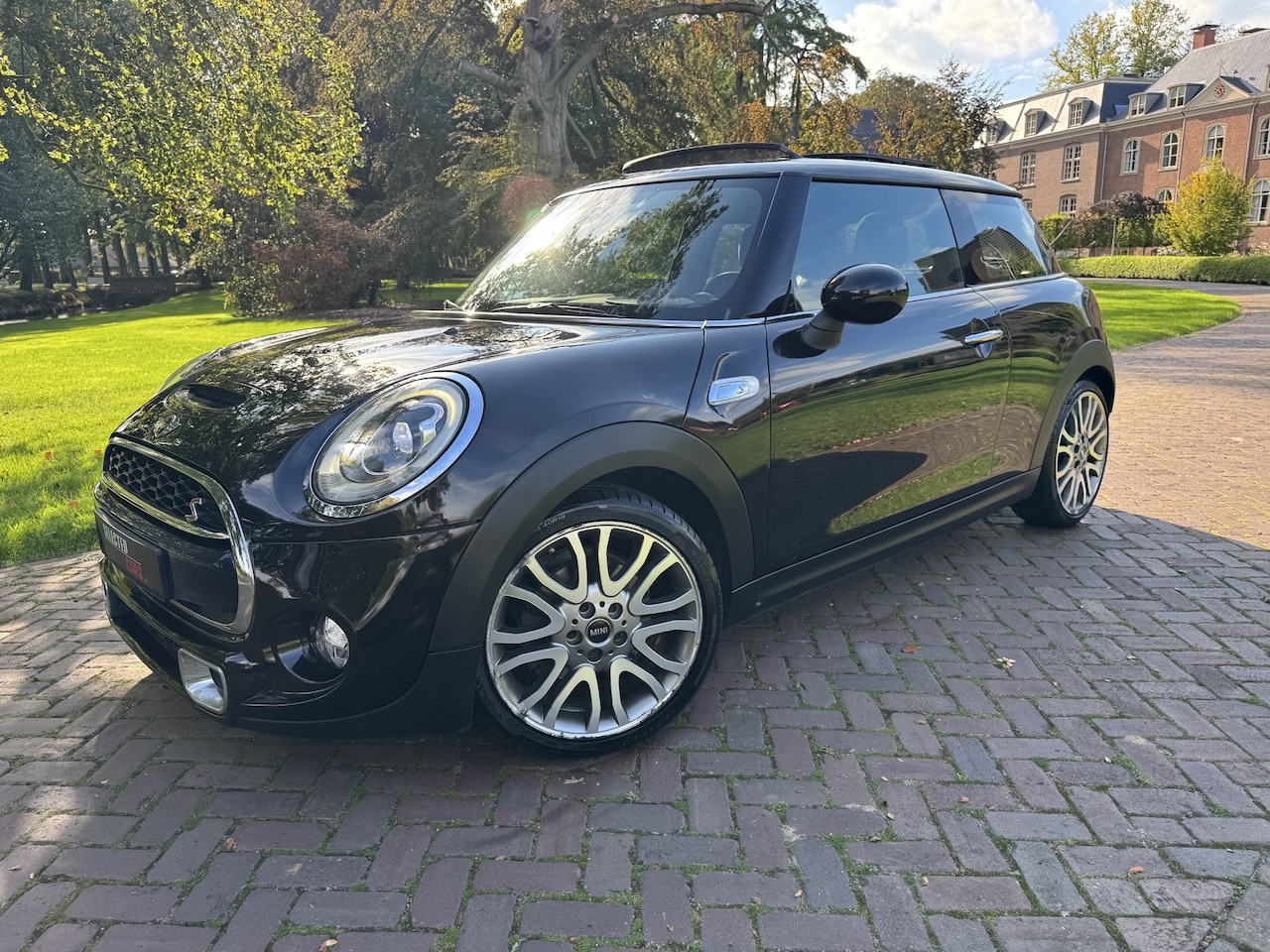 MINI 3-Deurs - 2.0 Cooper S Chili Serious Business Mini 2.0 Cooper S Chili Serious Business Pano Head-up Keyless Zwart 2015 dealer onderhoude - AutoWereld.nl