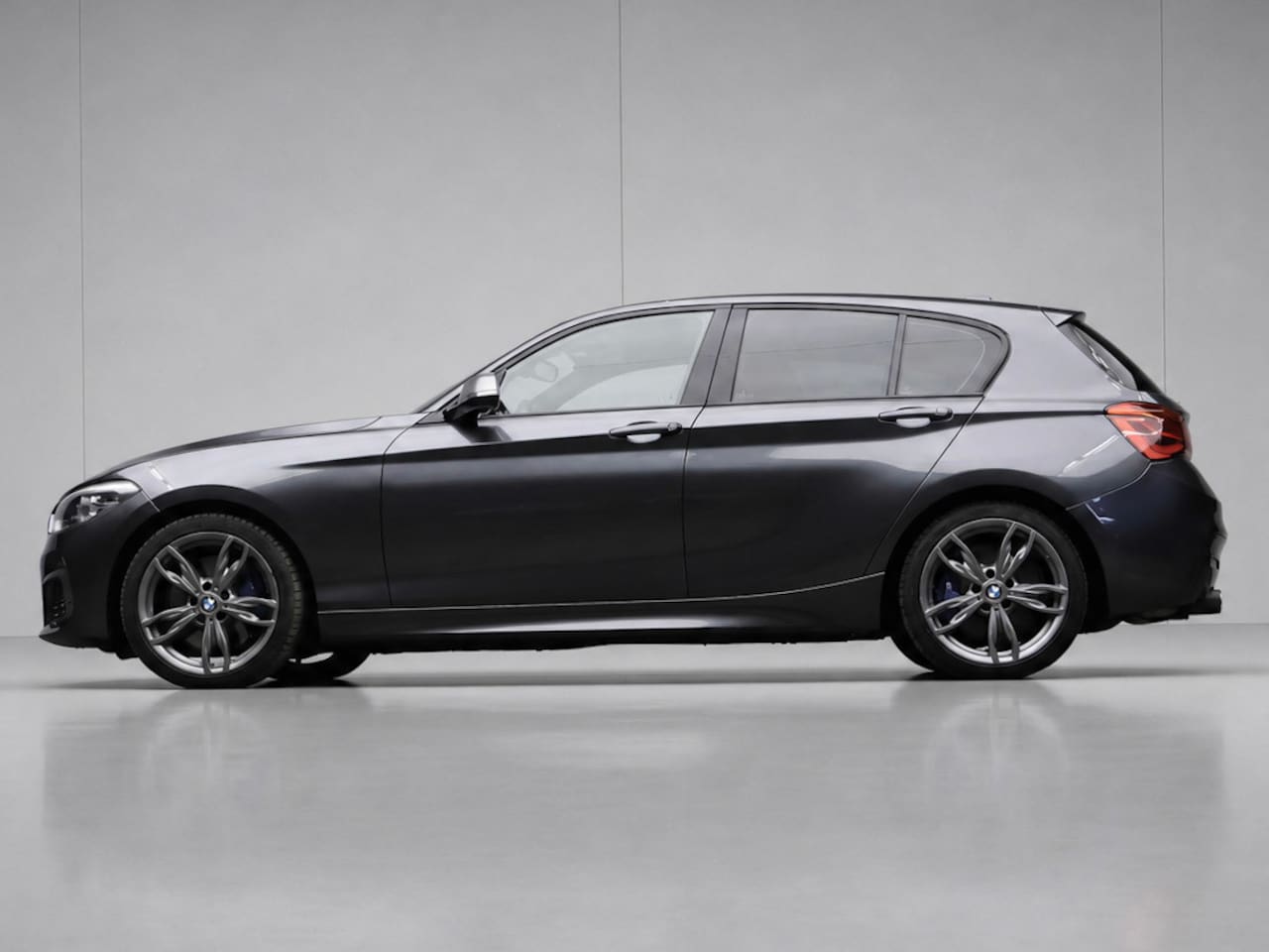 BMW 1-serie - M135i xDrive Sport (GROOT NAVI,PDC,MATRIX,STOELVERWARMING,CLIMATE,CRUISE,GETINT,SPORTSTOEL - AutoWereld.nl