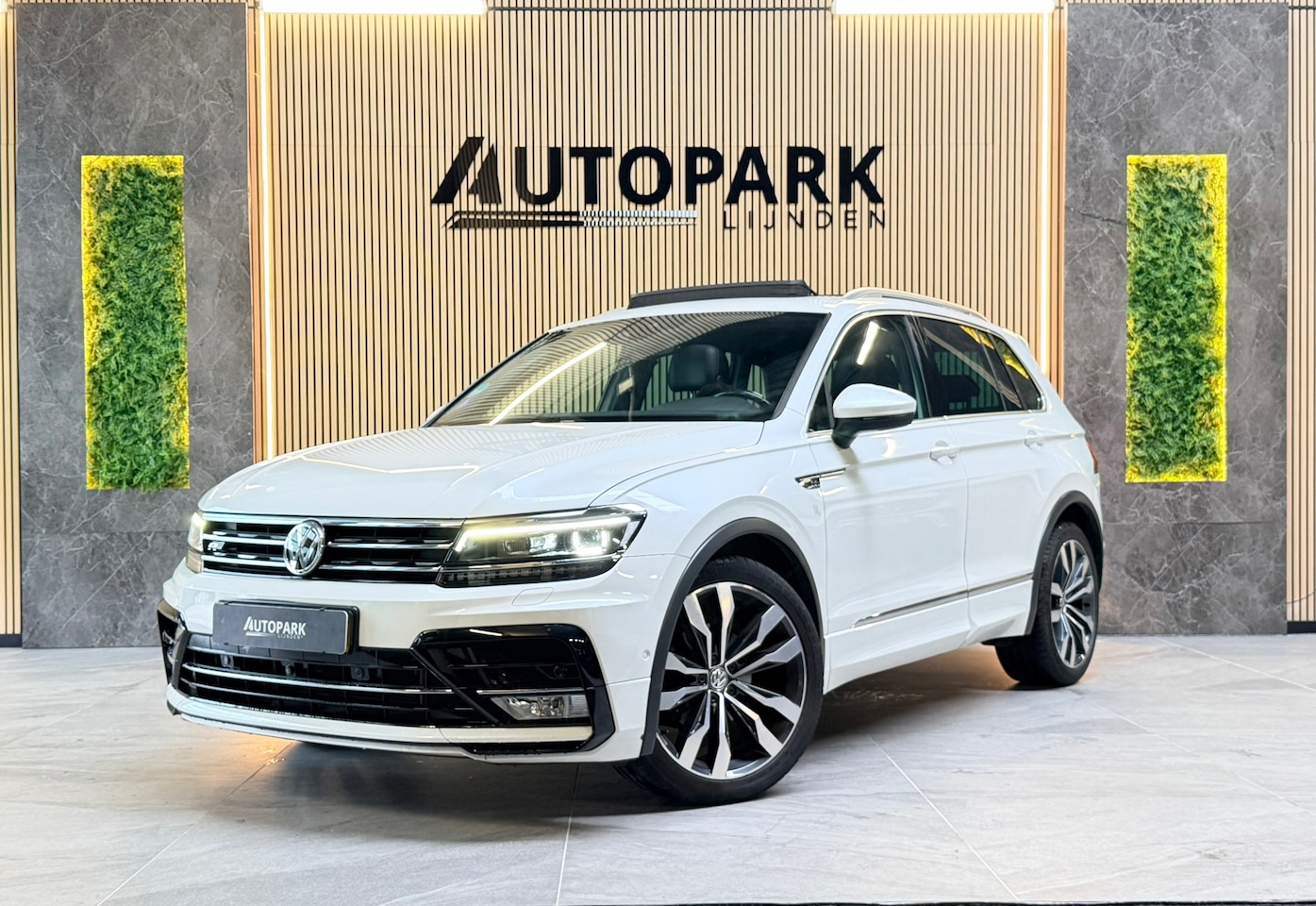 Volkswagen Tiguan - 1.4 TSI ACT Highline 3X R-LINE PANO|DYNAUDIO|360 CAMERA|MEMORY|KEYLESS|SFEERVERLICHT|TREKH - AutoWereld.nl