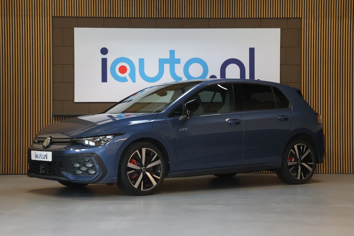Volkswagen Golf - 1.5 eHybrid 272pk GTE Pano/Leder/IQ.Light/360/Headup/DCC/Keyless/Elek. stoel+mem/Dodehoek/ - AutoWereld.nl
