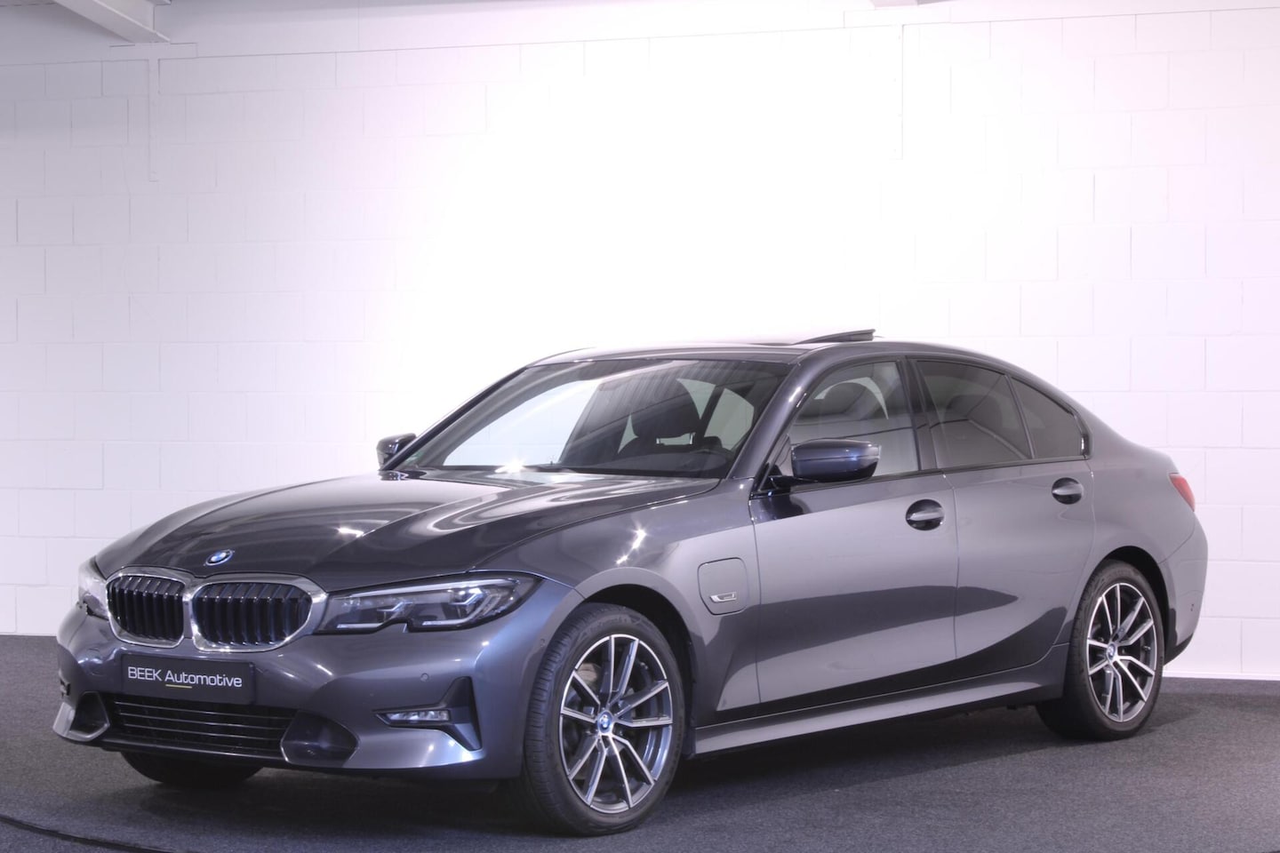 BMW 3-serie - 320e High Executive | M Sport | CAMERA | PANO | - AutoWereld.nl