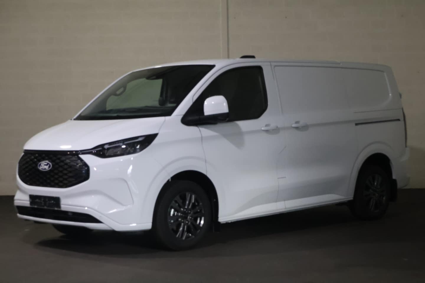 Ford Transit Custom - E-Transit L1 H1 Limited 71 kWh 2x Schuifdeur B&O Sound - AutoWereld.nl