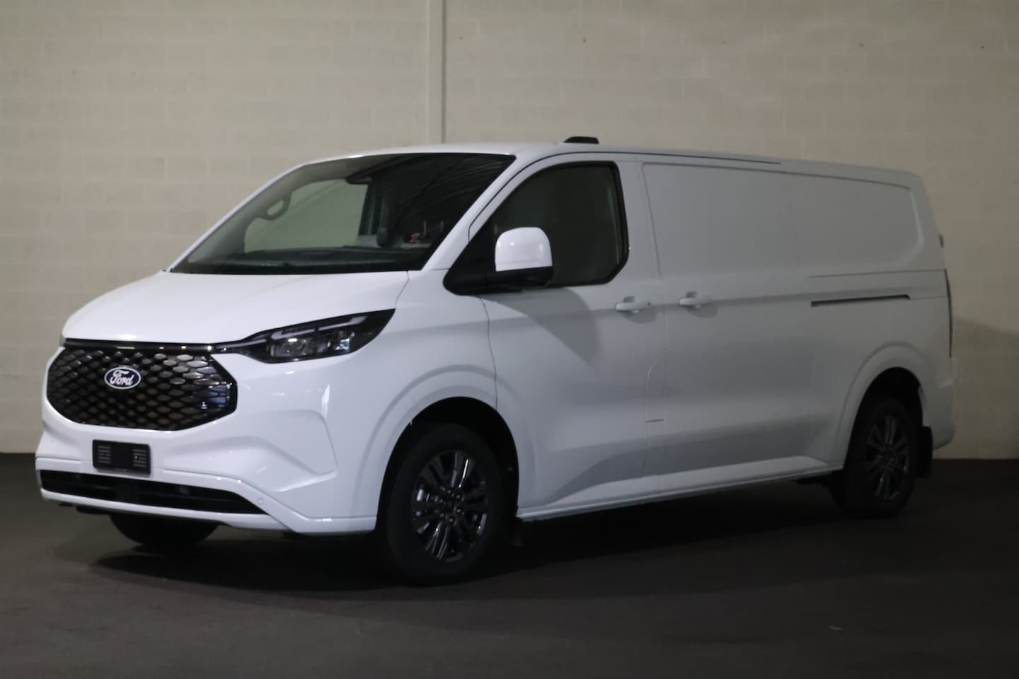 Ford Transit Custom - E-Transit L2 H1 Limited 71 kWh 2x Schuifdeur B&O Sound - AutoWereld.nl