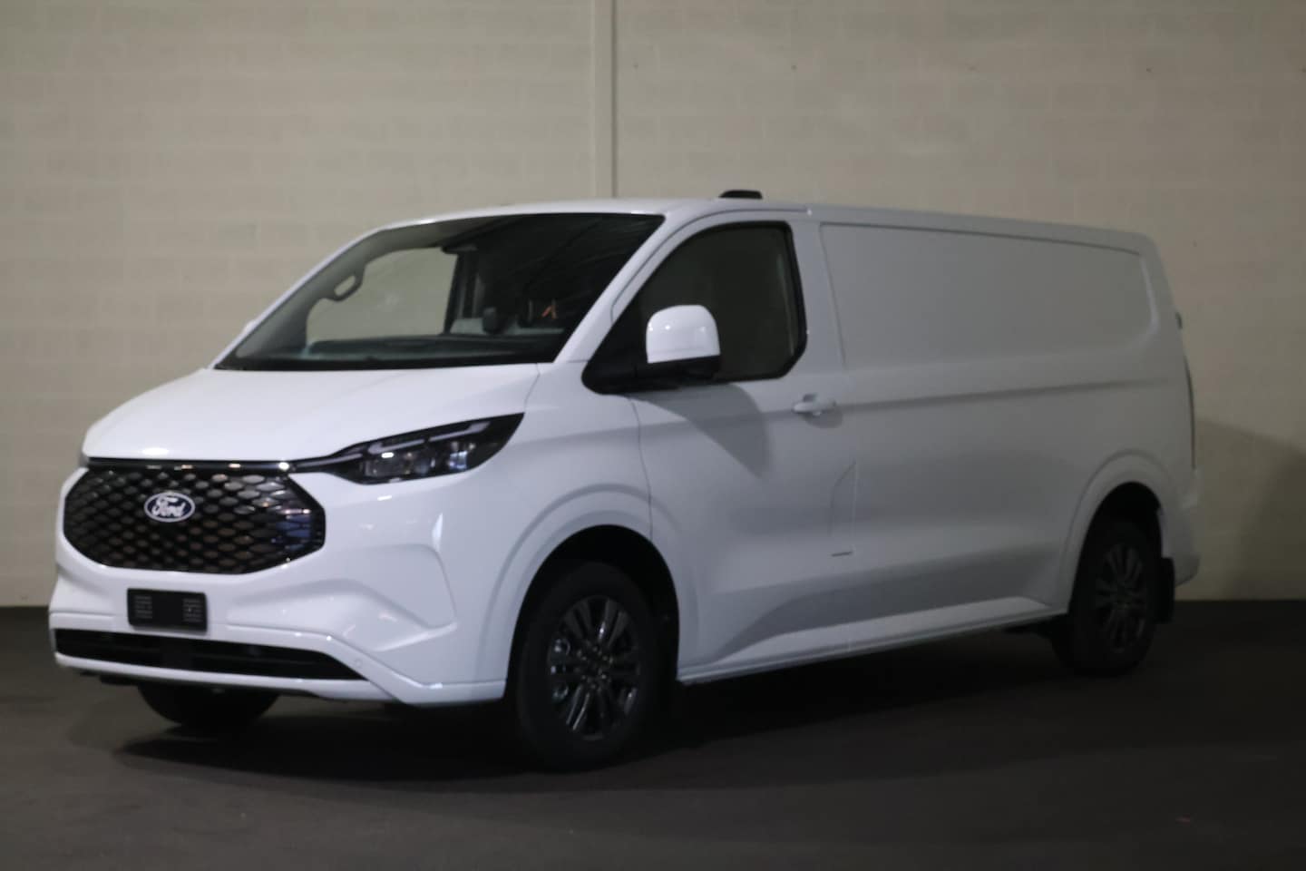 Ford Transit Custom - E-Transit L2 H1 Limited 71 kWh B&O Sound - AutoWereld.nl