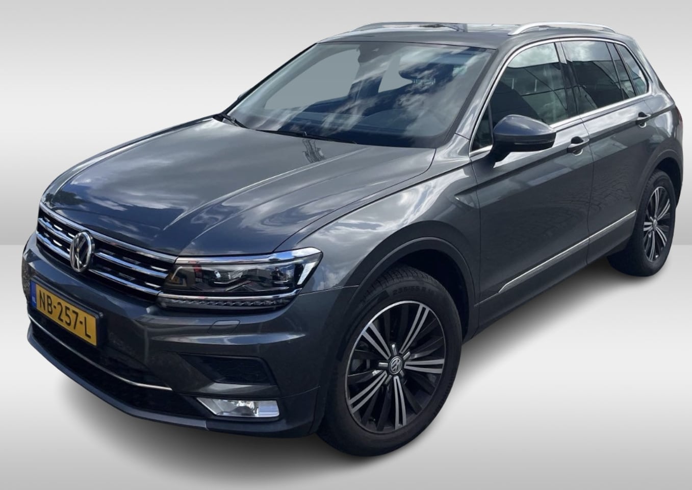Volkswagen Tiguan - 2.0 TSI 4Motion Highline / 1e Eign. / NL Auto / Trekhaak / Panoramadak / Keyless / CarPlay - AutoWereld.nl