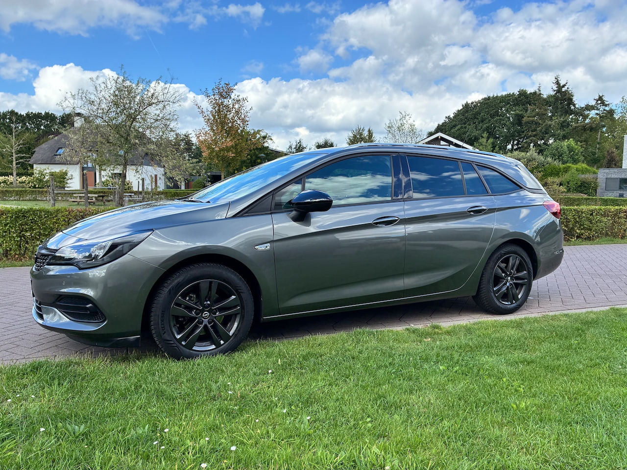 Opel Astra Sports Tourer - 1.2 Business Executive Black Edition nieuw staat Cosmic grey - AutoWereld.nl