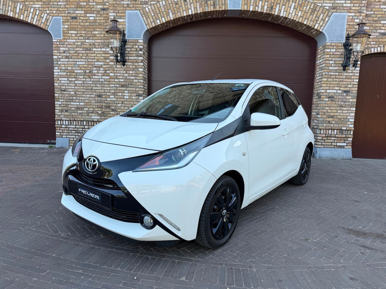 Toyota Aygo - 1.0 VVT-i x-play Airco/ Achteruitrijcamera/5 Deurs/Elekt Ramen/LED/Apk 09-2027 - AutoWereld.nl