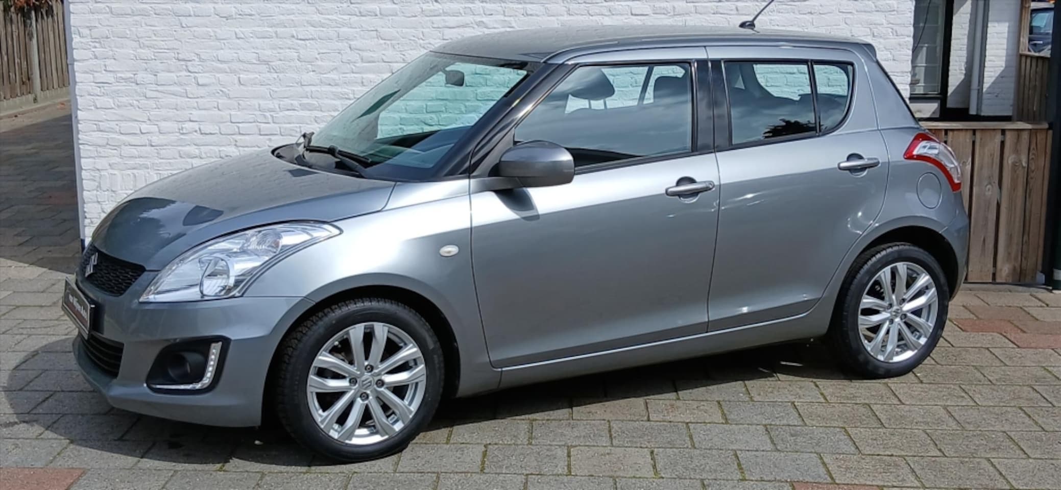 Suzuki Swift - 1.2 5drs 4 traps vol automaat ,camera ,navigatie enz - AutoWereld.nl
