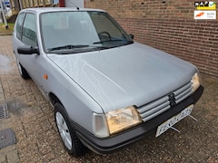 Peugeot 205 - 1.4 APK nieuw 1750,