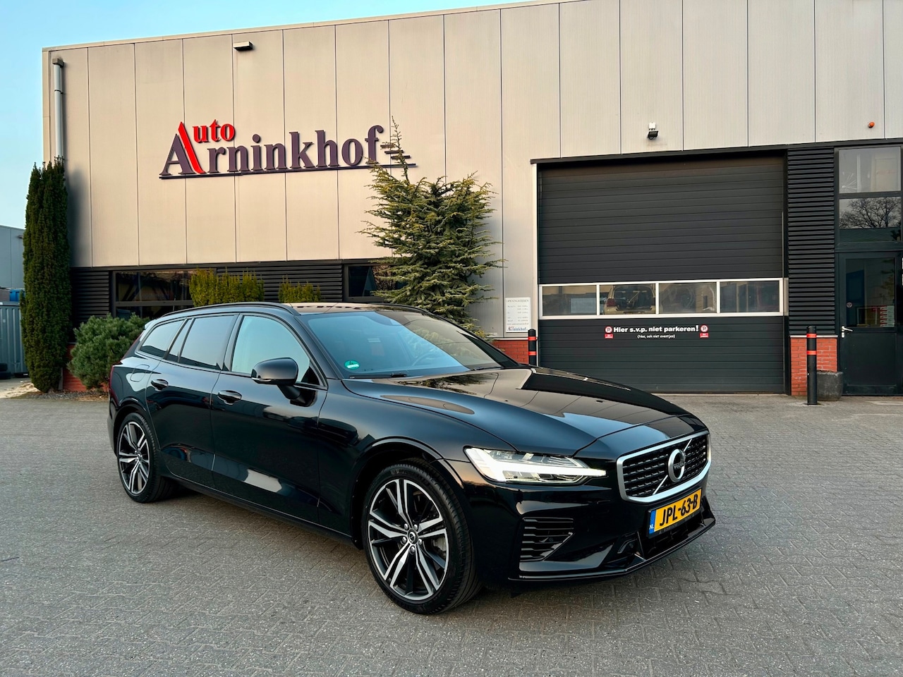 Volvo V60 - 2.0 T5 R-Design standkachel, camera,carplay, trekhaak - AutoWereld.nl
