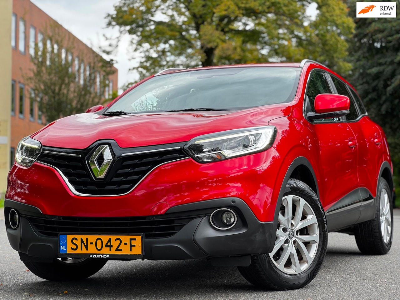 Renault Kadjar - 1.2 TCe Bose|AUT|NAVI|TREKHAAK|CRUISE|PSENSOR|HOGE INSTAP|BOEKJES|2SLEUTELS - AutoWereld.nl