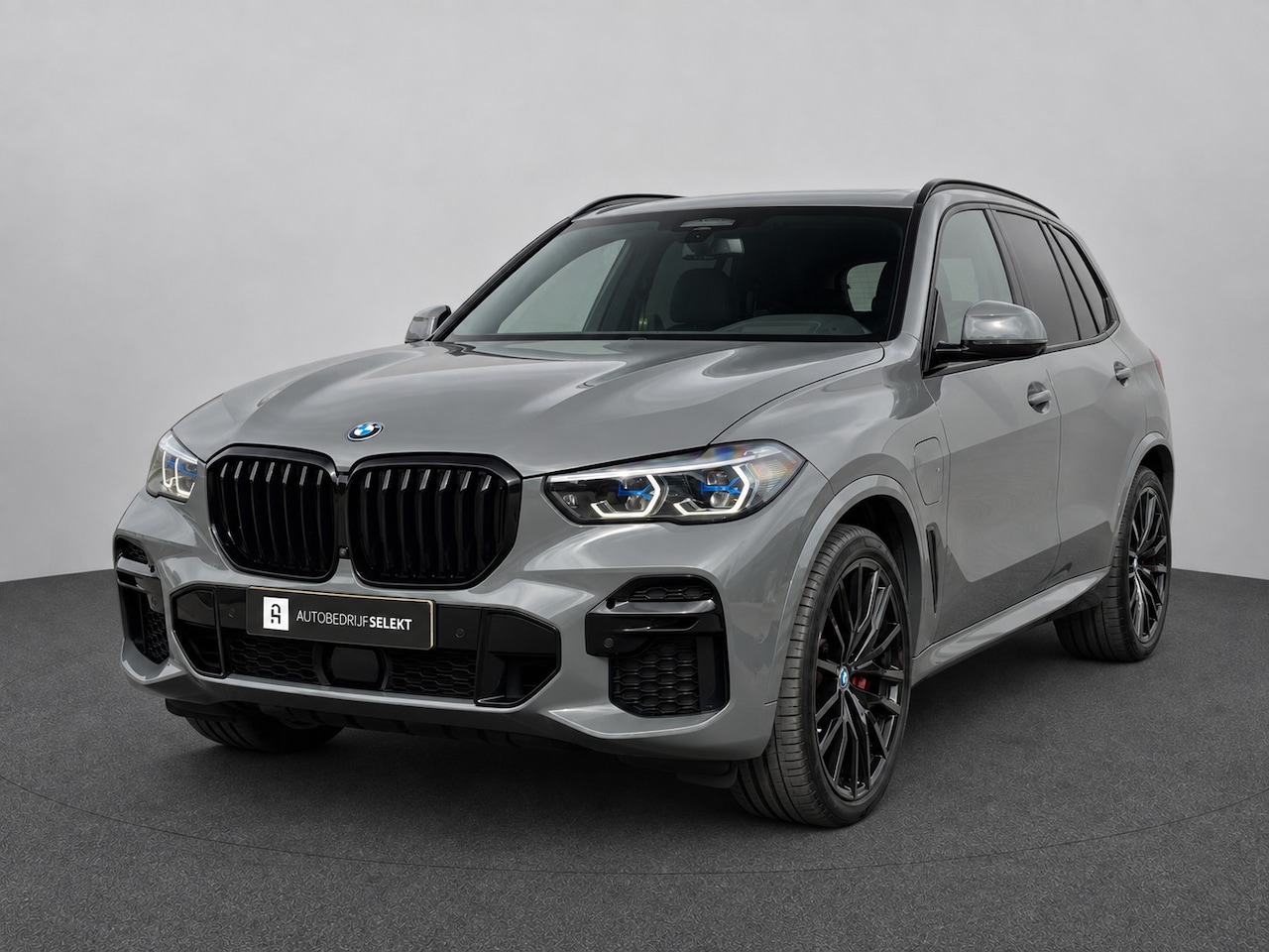 BMW X5 - XDrive45e M-Sport | Grigio Telesto | Pano | Laser | Trekhaak | Softclose | Stoelventilatie - AutoWereld.nl