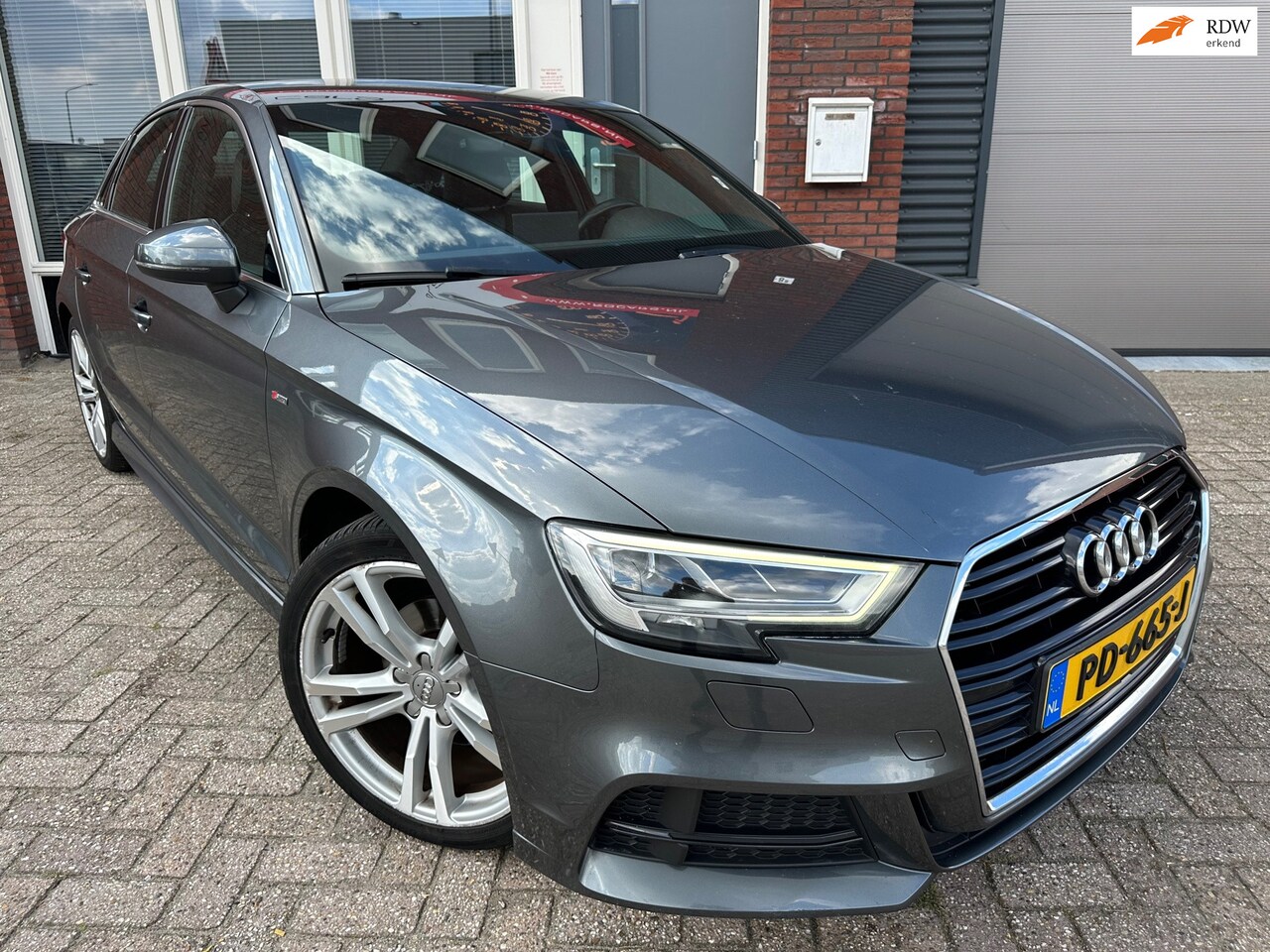 Audi A3 Limousine - 1.4 TFSI CoD Sport S Line Edition / Navi / PDC / Leder / S-Line / Clima / Cruise / LED / N - AutoWereld.nl