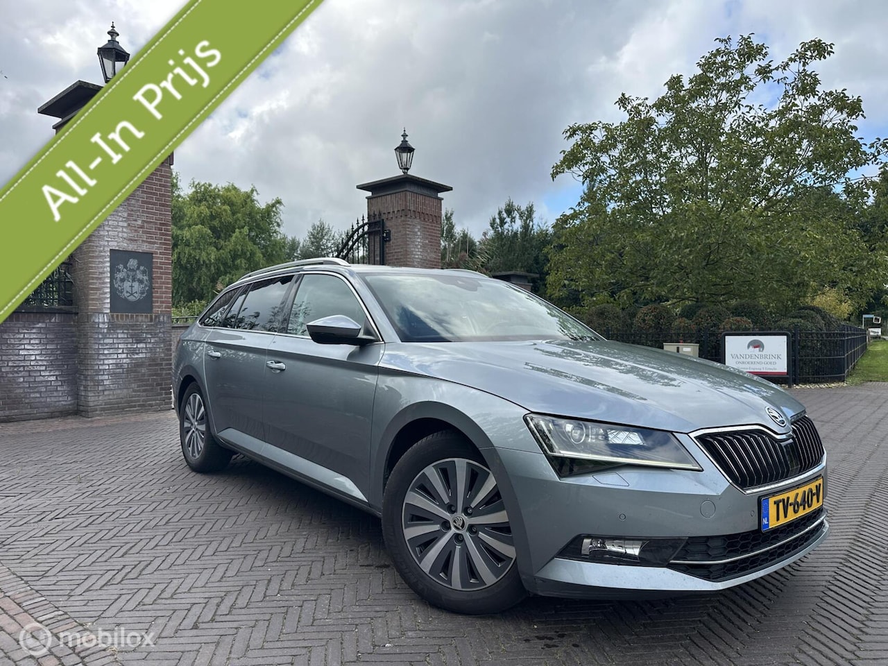 Skoda Superb Combi - 1.6 TDI Trekhaak Pano ACC Memory LED - AutoWereld.nl