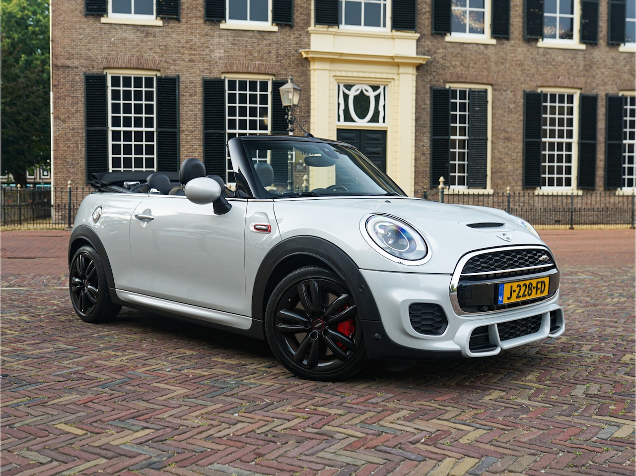 MINI Cabrio - 2.0 John Cooper Works Chili Aut. l ACC l Leder l Camera l Keyless l Harman/Kardon - AutoWereld.nl