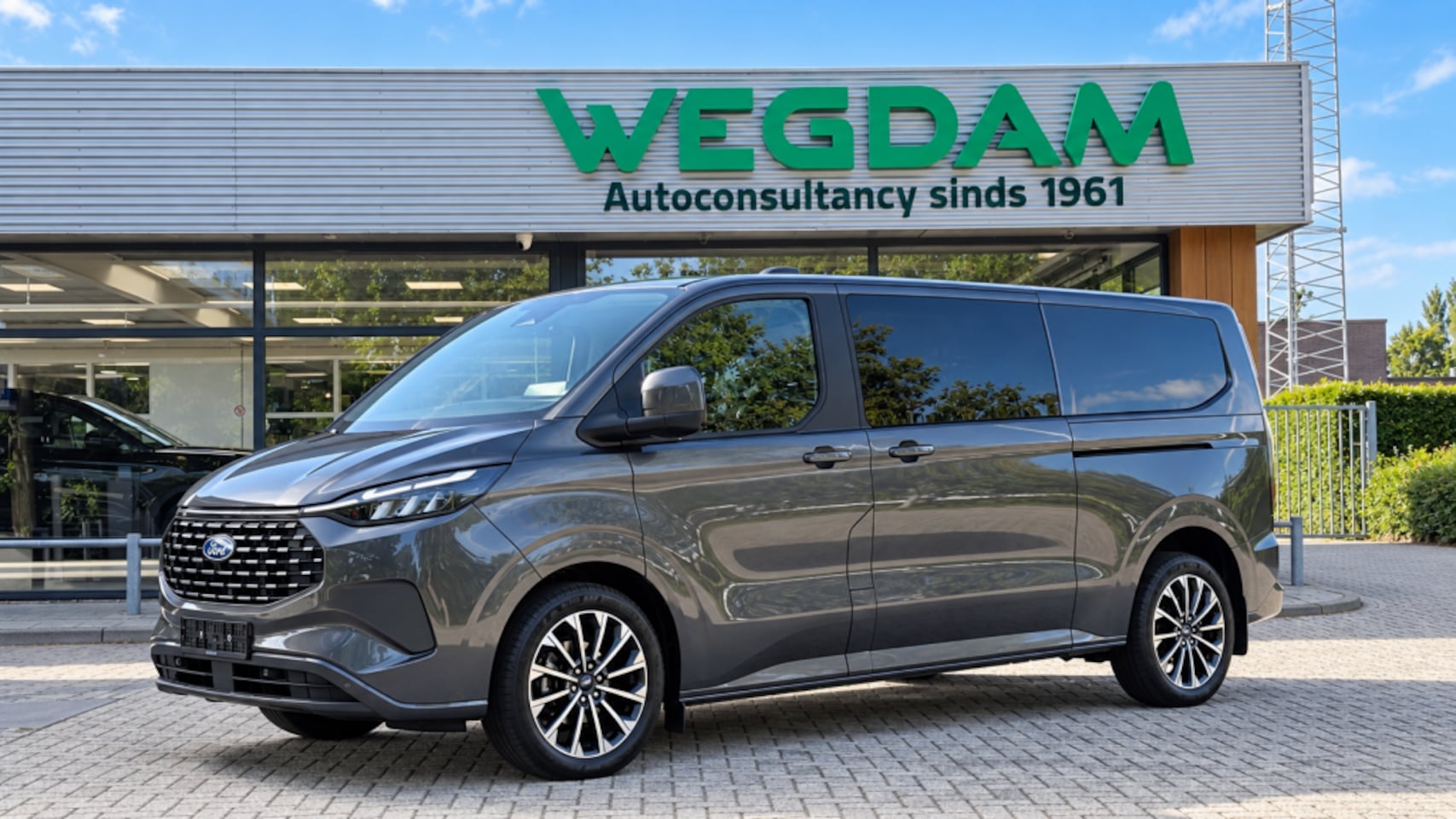 Ford Tourneo Custom - 2.5 PHEV 340 L2 TITANIUM X 8p VIP bus 45.999 ex BTW - AutoWereld.nl