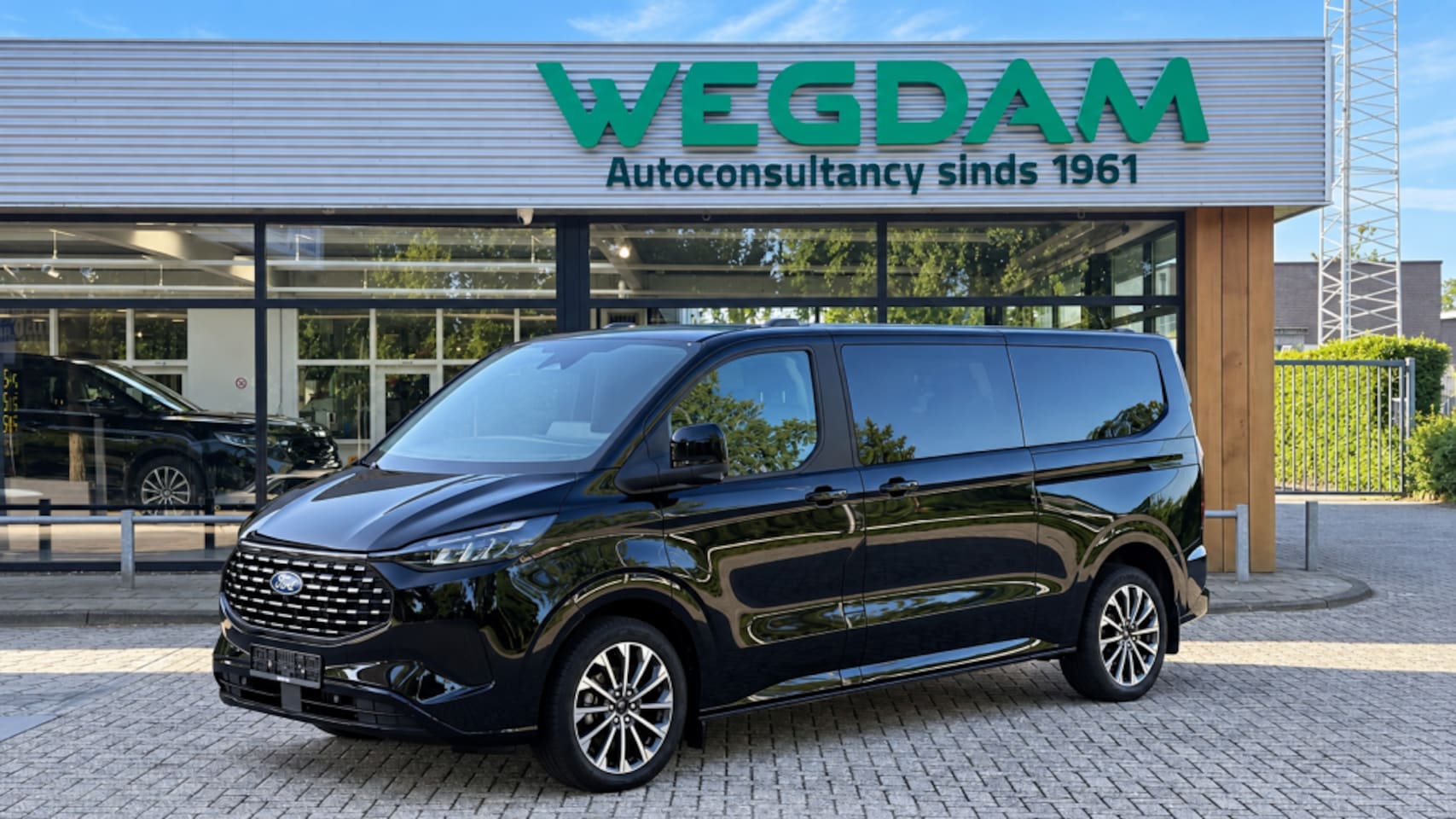 Ford Tourneo Custom - 2.5 PHEV 340 L2 TITANIUM X 8p VIP bus 45.999 ex BTW - AutoWereld.nl