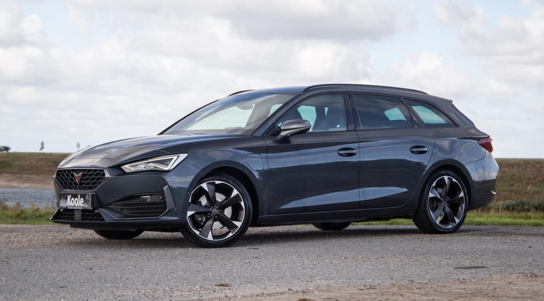 CUPRA Leon Sportstourer - 1.4i Plug-In Hybrid SPORTSTOURER / CARPLAY / CAMERA / KUIP STOELEN / PERFECT ONDERHOUDEN - AutoWereld.nl