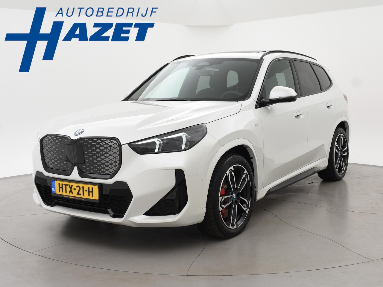 BMW iX1 - eDrive20 67 kWh M-SPORT *46 KM NIEUW* + PANORAMA | PREMIUM | 19 INCH | M-REMMEN - AutoWereld.nl