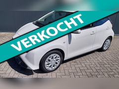 Toyota Aygo - 1.0 VVT-i x-play//CAMERA// APP CARPLAY/ANDRIOD AUTO