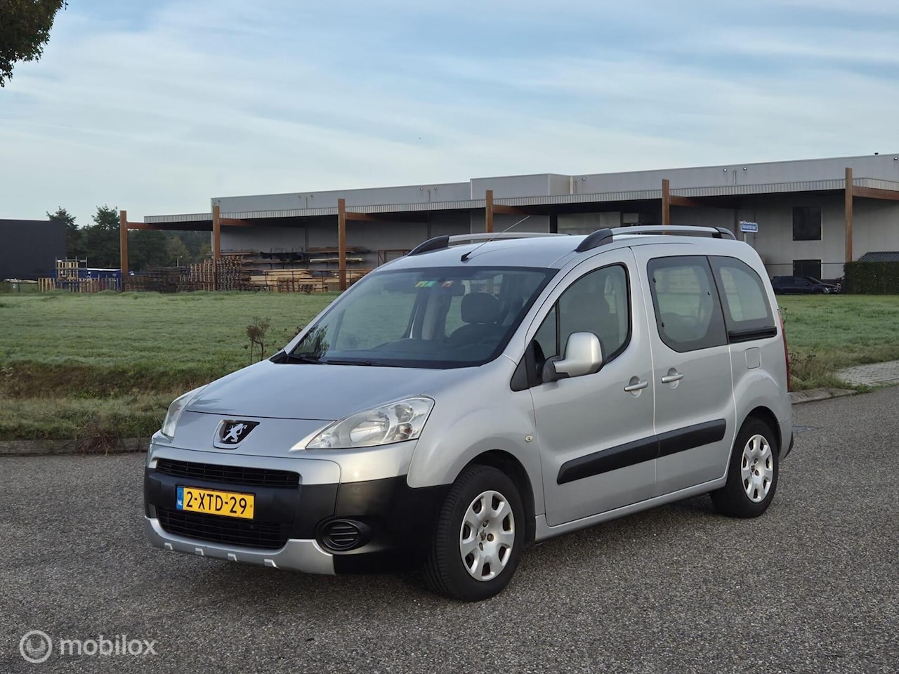 Peugeot Partner Tepee - 1.6 XT Airco / 2x schuifdeur / Trekhaa - AutoWereld.nl