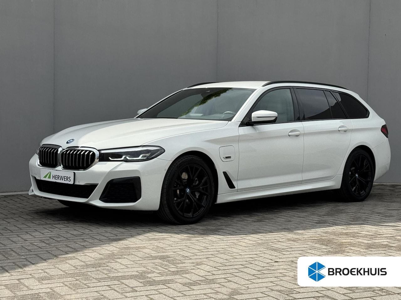 BMW 5-serie Touring - 530e High Executive INDIVIDUAL / Dealer Onderhouden / Harman Kardon / 1.700 kg Trekgewicht - AutoWereld.nl