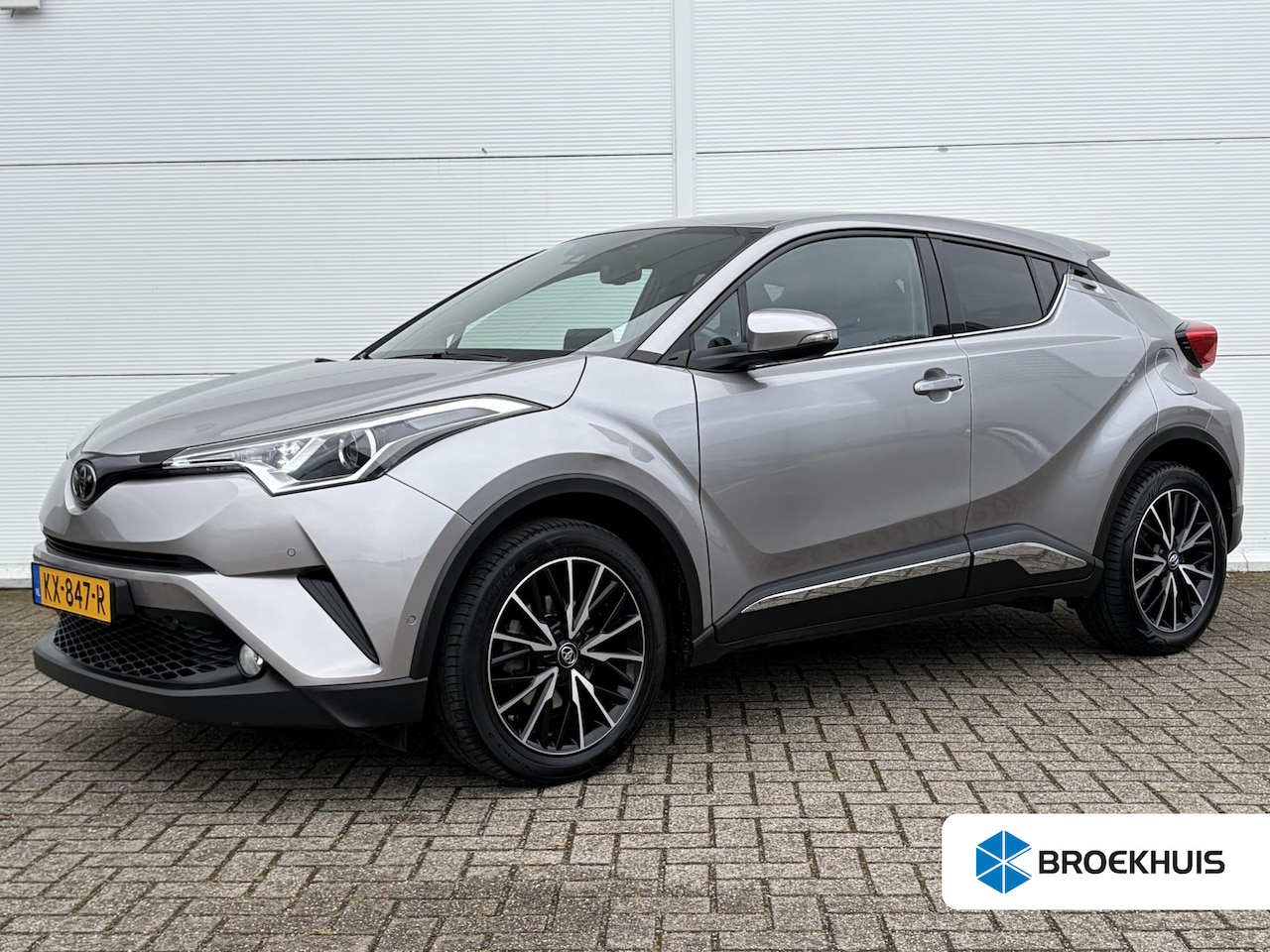 Toyota C-HR - 1.2 First Edition / Trekhaak (  1300 kg ) / Cruise control adaptief /  Navigatiesysteem / - AutoWereld.nl