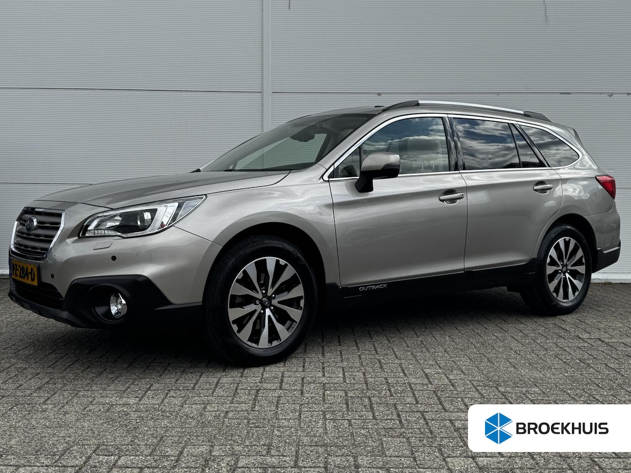 Subaru Outback - 2.5i Premium / Trekhaak 2000 kg / 10-2017 / duurste uitvoering / zeer nette auto / goed on - AutoWereld.nl