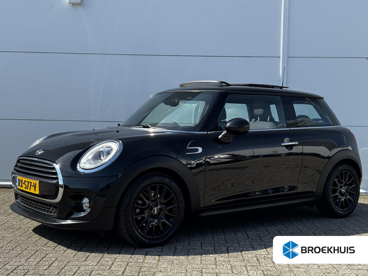 MINI 3-Deurs - 1.5 Cooper Pepper Serious Business / Stoelverwarming voor / Navigatie / Parkeersensoren ac - AutoWereld.nl
