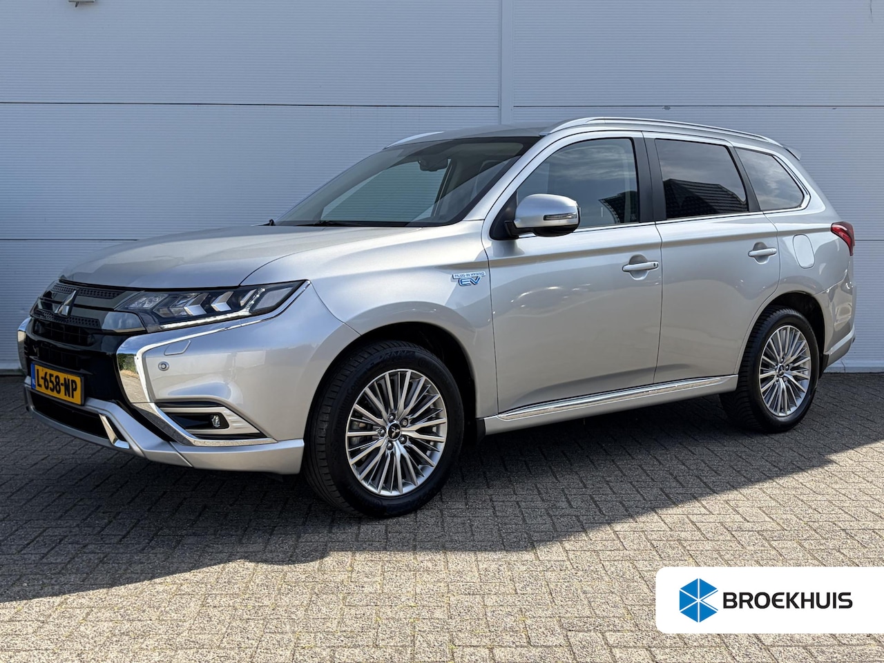 Mitsubishi Outlander - 2.4 PHEV Intense / Trekhaak ( 1500 kg ) / Apple Carplay/Android Auto / Cruise control / | - AutoWereld.nl