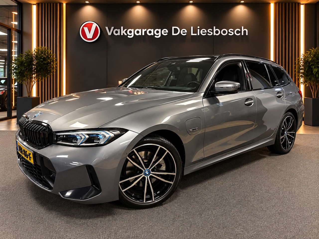BMW 3-serie Touring - 330e xDrive M-pakket facelift / Panorama-dak / head-up / 360 camera / Harman-Kardon - AutoWereld.nl