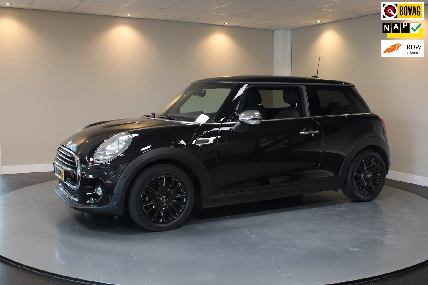 MINI 3-Deurs - 1.5 Cooper Business *1ste Eigenaar* JCW-Stuur|All-seasons|Navi|BT|Cruise|PDC|17''Lm|NAP - AutoWereld.nl