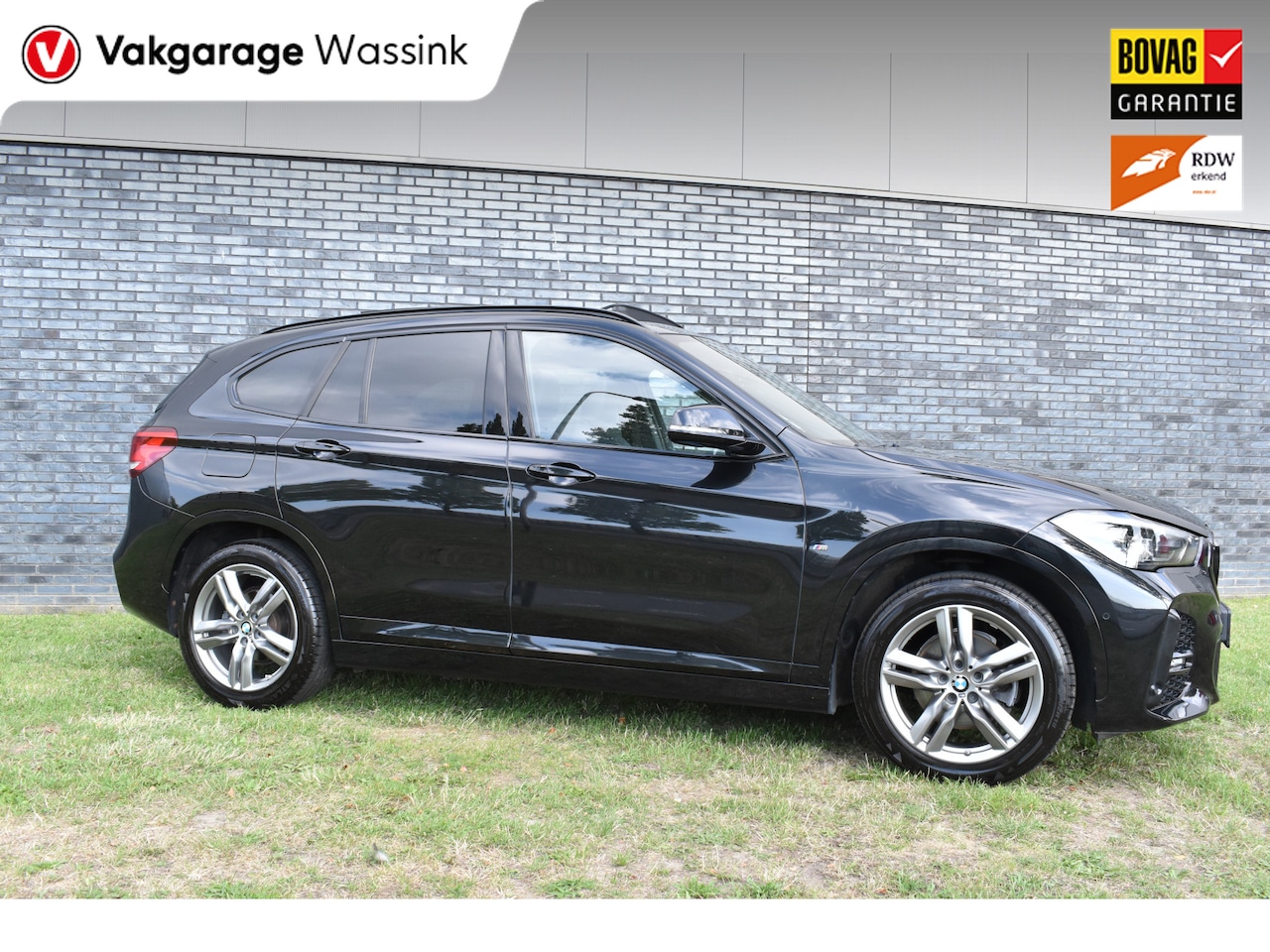 BMW X1 - sDrive18i M-Pakket Carplay/Navi Panoradak Automaat Led Stoelverwarming - AutoWereld.nl