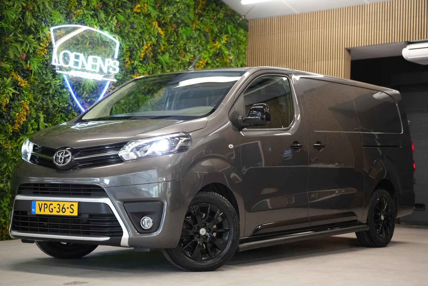 Toyota PROACE Long Worker - 2.0 D-4D Black Line Automaat / 3-Zits / Camera / Cruise / CarPlay - AutoWereld.nl