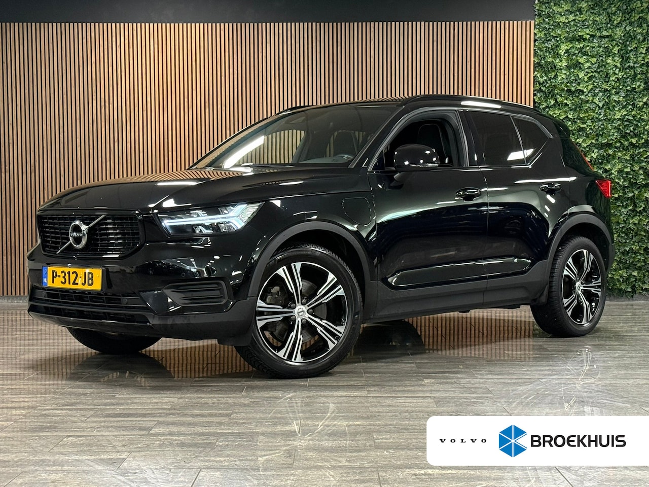 Volvo XC40 - T5 Recharge R-Design | Schuifdak | Trekhaak | Parkeercamera | Adaptieve Cruise Control | S - AutoWereld.nl