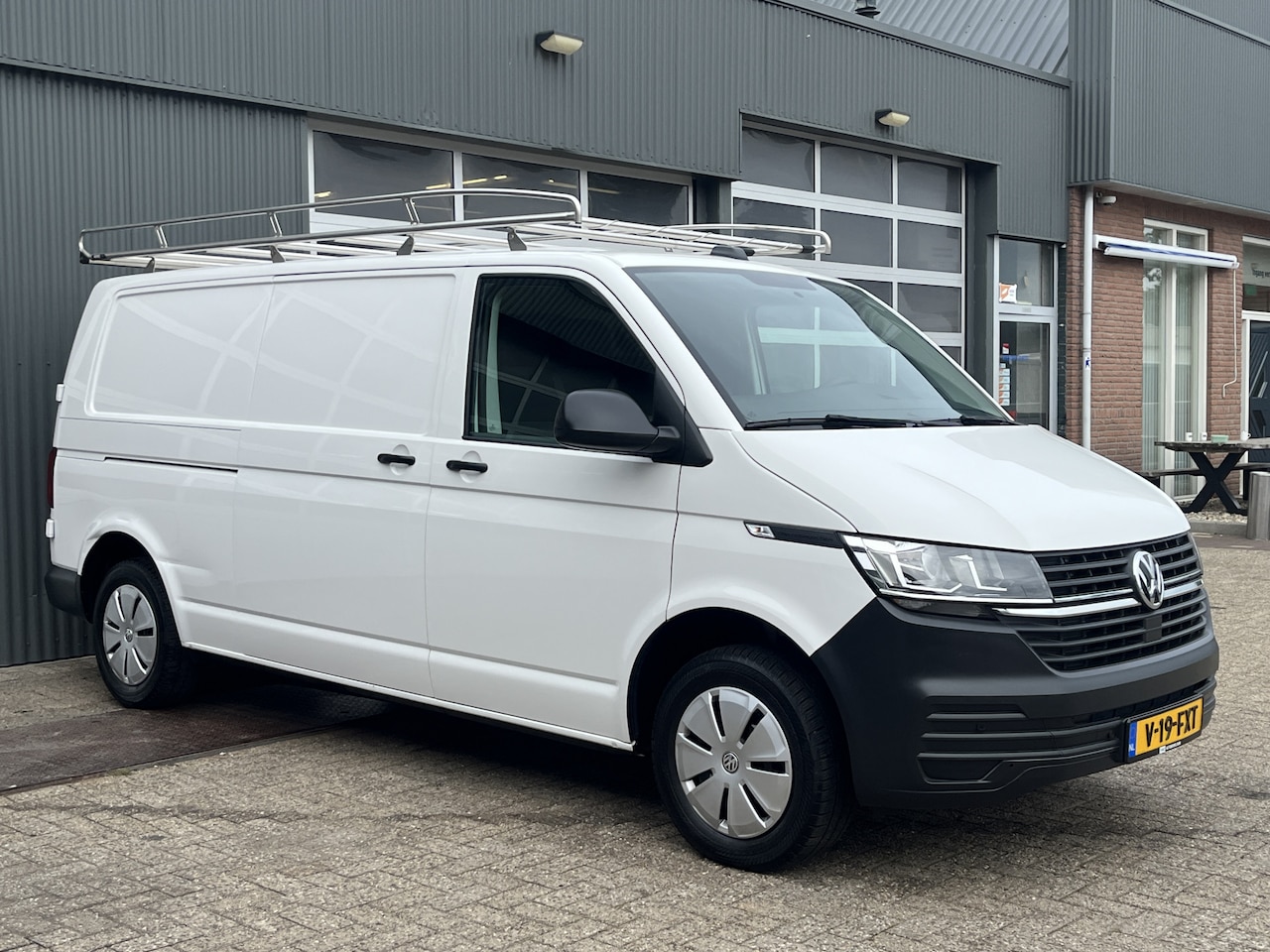 Volkswagen Transporter - 2.0 TDI L2H1 150pk dubbele schuifdeur Airco Cruise controle Imperiaal Trekhaak 2500kg trek - AutoWereld.nl