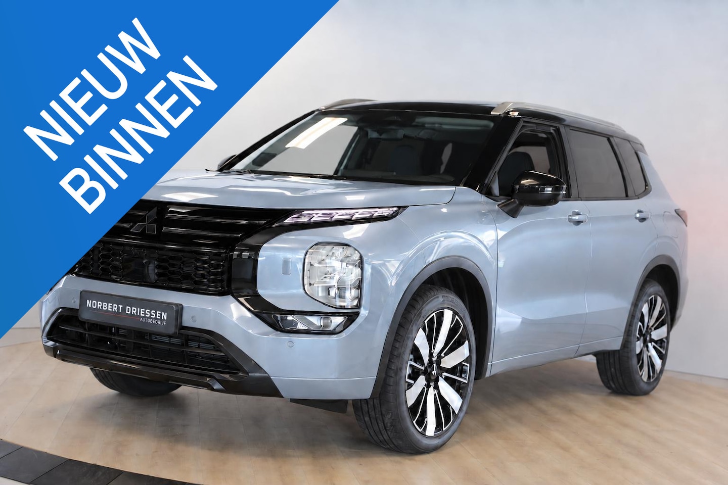 Mitsubishi Outlander - 2.4 PHEV Instyle | Moonstone Grey | Schuif- kanteldak | Leer - AutoWereld.nl