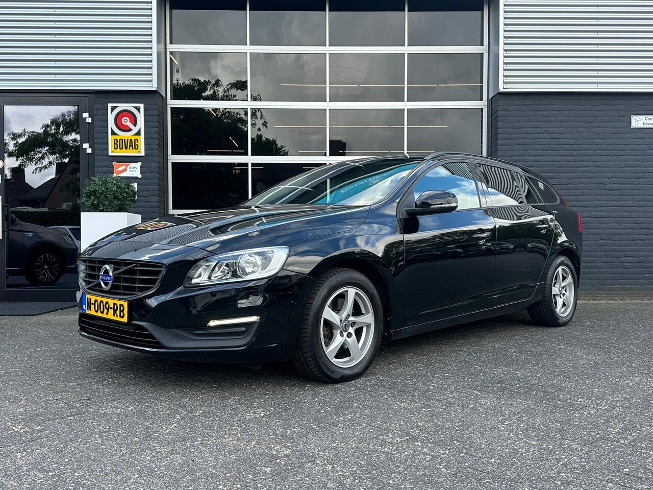 Volvo V60 - 2.0 T3 Kinetic 2.0 T3 Kinetic, Airco, Bluetooth, Cruise, Trekhaak, Radio, Stuur/ Stoelverwarming - AutoWereld.nl