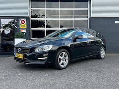 Volvo V60 - 2.0 T3 Kinetic, Airco, Bluetooth, Cruise, Trekhaak, Radio, Stuur/ Stoelverwarming
