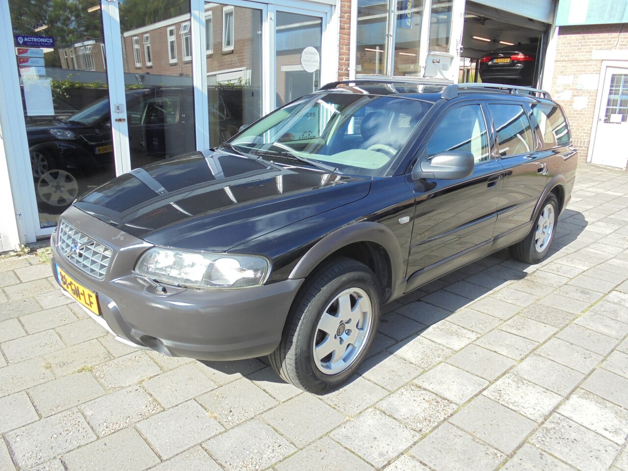 Volvo V70 Cross Country - 2.4 T Comfort Line Automaat, Schuifdak, Cruise Controle, Airco, Trekhaak,  Boordcomputer, - AutoWereld.nl