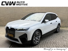 BMW iX - xDrive40 Sportpakket 77kWh | SOH 98% | Sky Lounge | Trekhaak | 22 inch velgen | Driving As