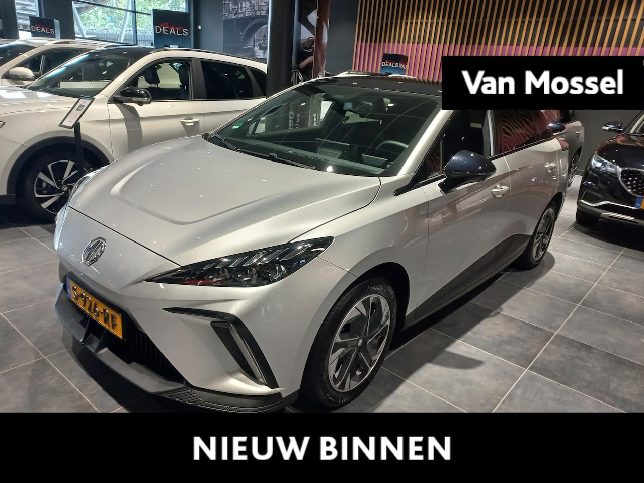 MG MG4 - Luxury 64 kWh | 360 camera | Stoel + Stuurverwarming | ACC | Zwart dak | - AutoWereld.nl