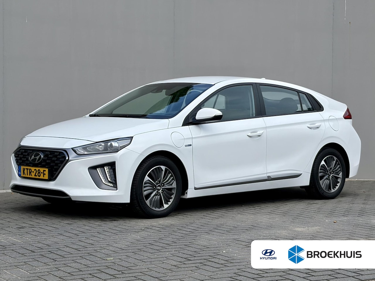 Hyundai IONIQ - 1.6 GDi Comfort - Plus / Dealer Onderhouden / Stuur- & Stoelverwarming / Navigatie via App - AutoWereld.nl
