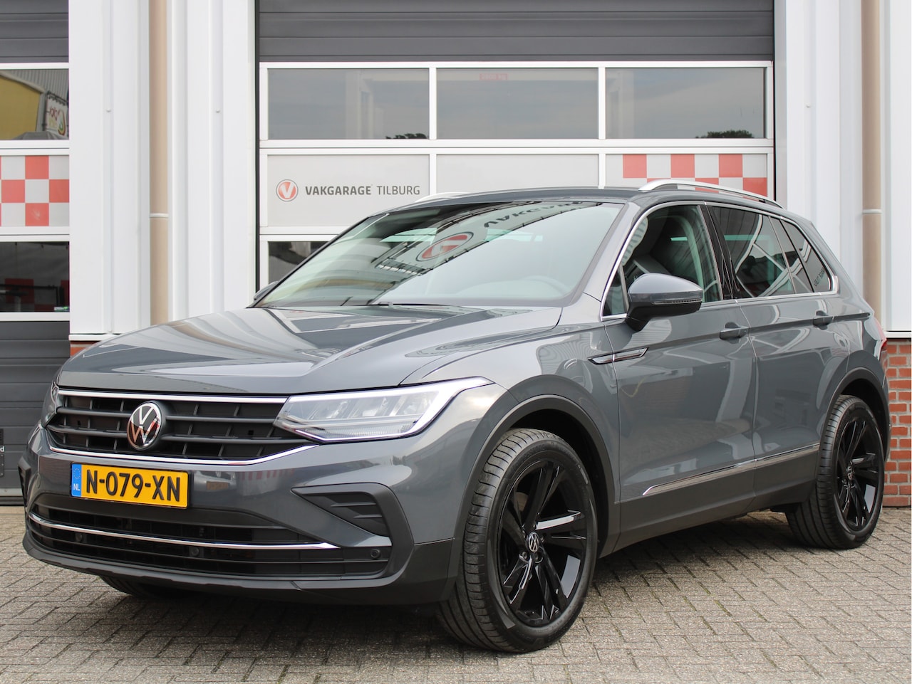 Volkswagen Tiguan - 1.5 TSI Sport Business /NAVI/Camera/19'LM/Keyless/ACC/Carplay/LED/PDC/Keyless/Stuurverwarm - AutoWereld.nl