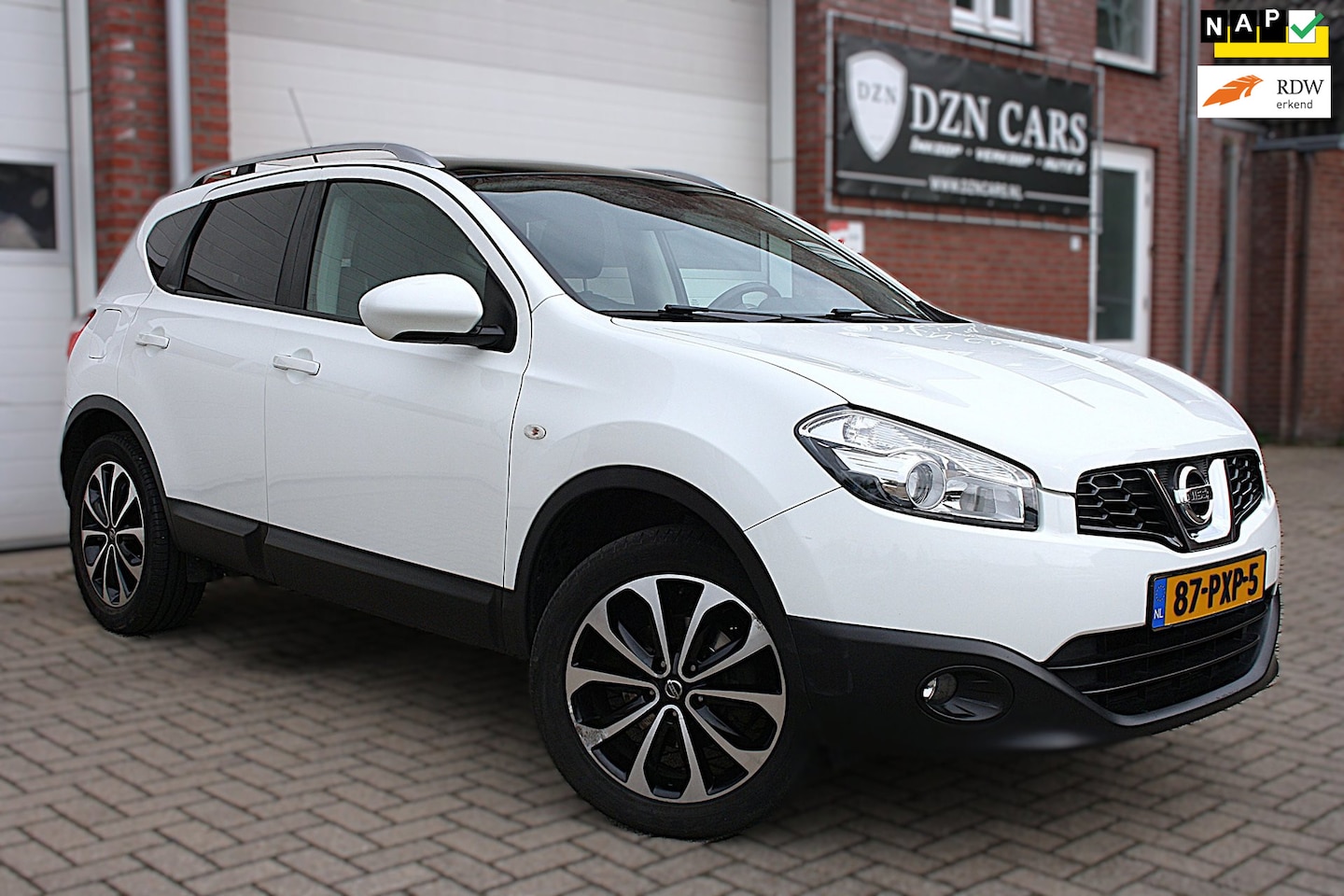 Nissan Qashqai - 1.6 Connect Edition Camera|Leer|Trekhaak|Pano|Nap|Cruise control| - AutoWereld.nl